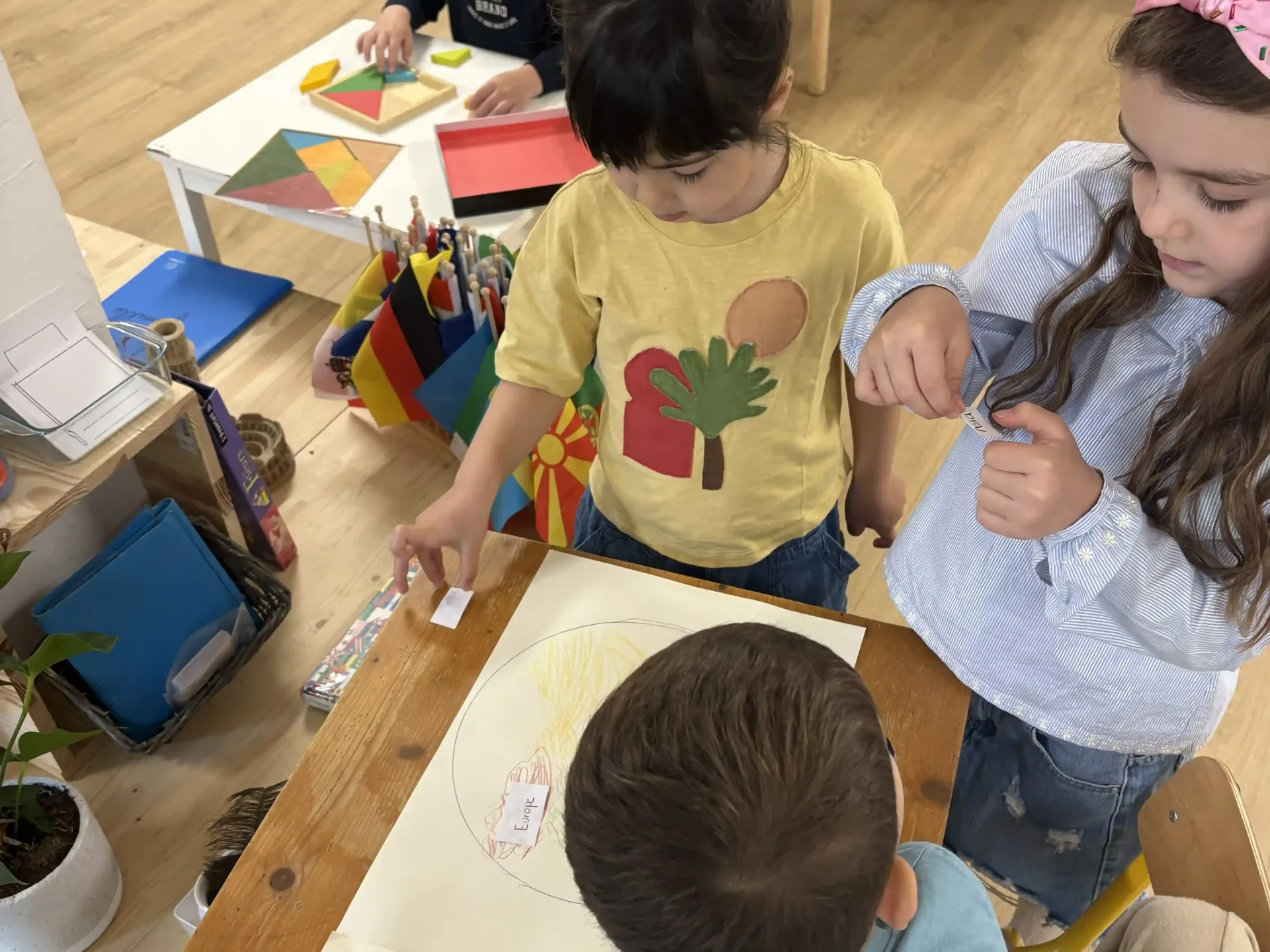Enfants travaillant avec du matériel Montessori dans une classe bilingue