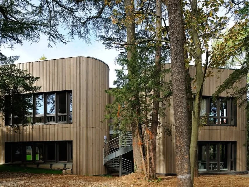 Façade de Junior Academy, école bilingue Montessori à Saint-Genis-Laval
